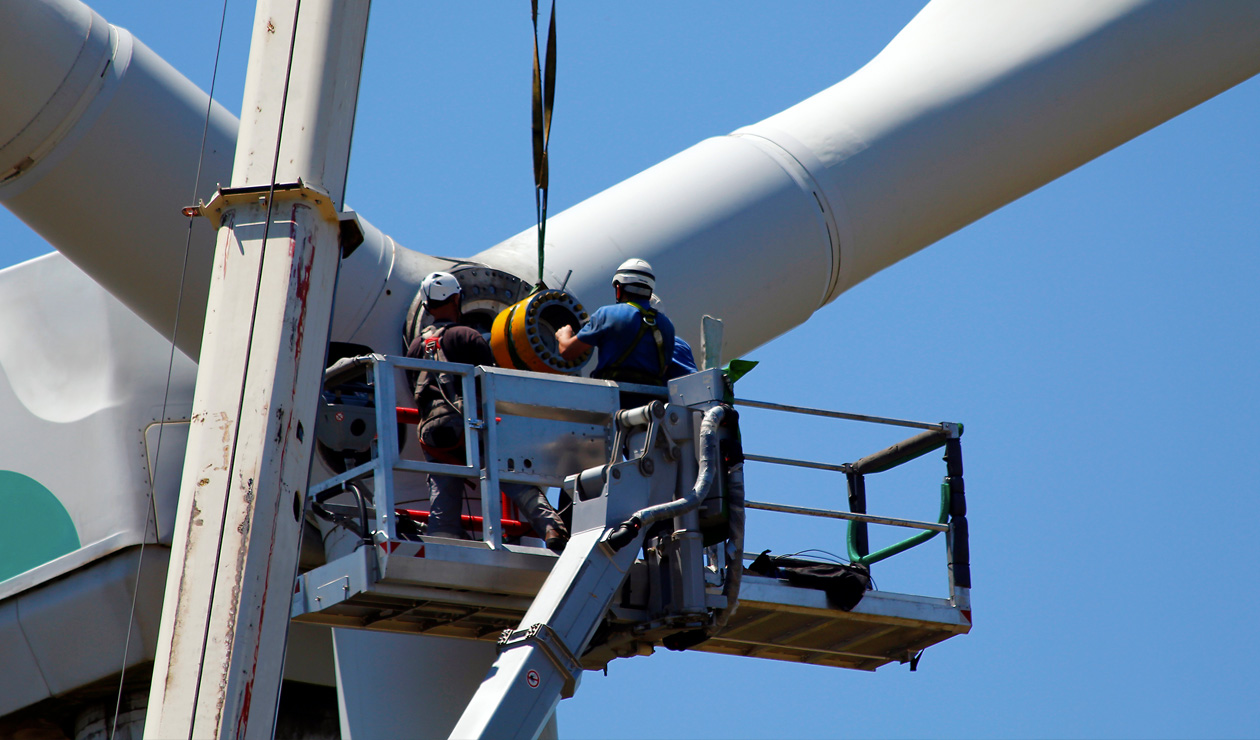 Arbeiter an einer Windkraftanlage