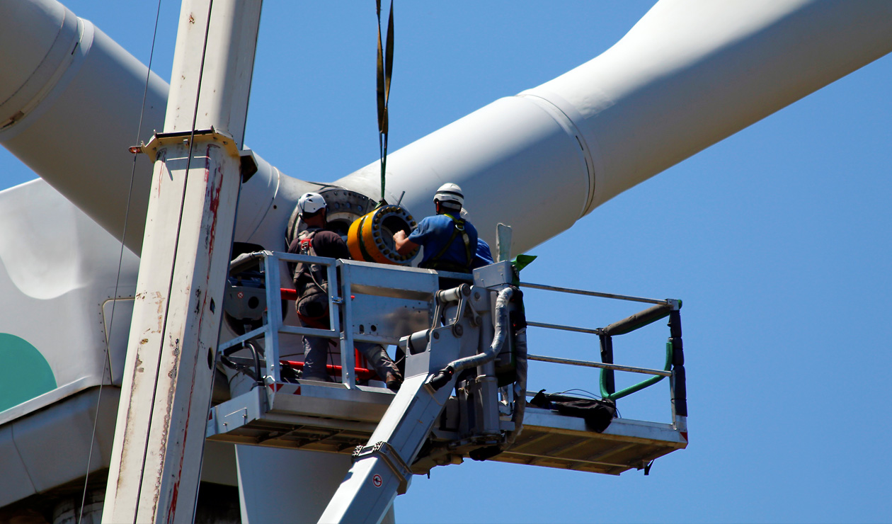 travailleurs sur une éolienne