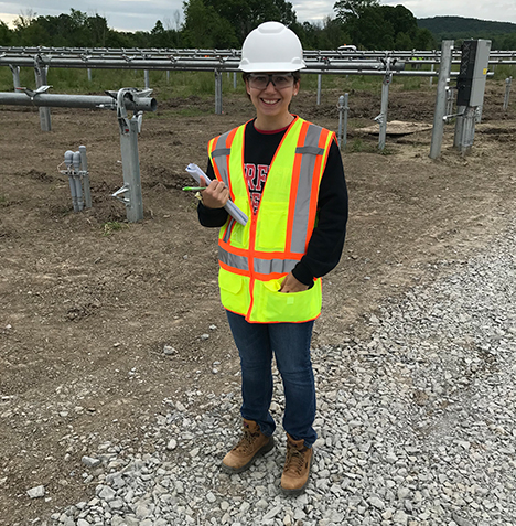 Maria Fedele in einem NEXTracker-Solarmodulfeld